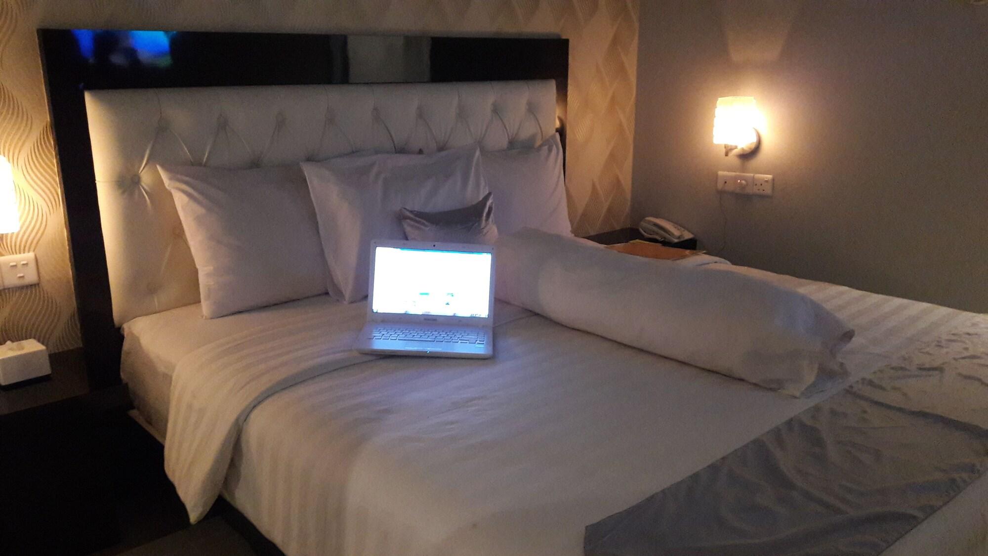 Kaliban Hotel Batam Buitenkant foto
